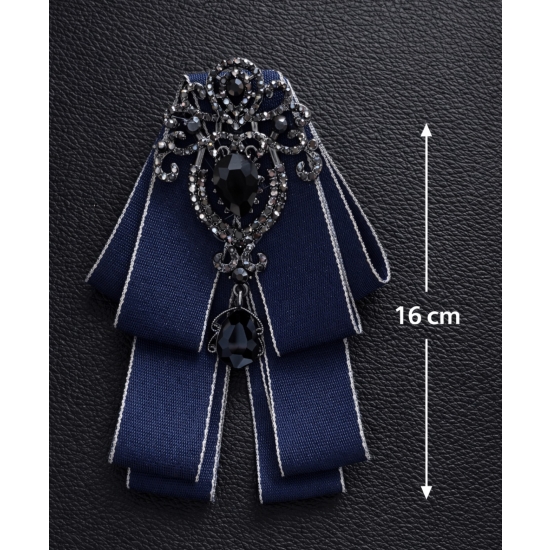 Broszka-krawatka z biżuteryjną aplikacją – klasyczna elegancja w głębokim granacie.